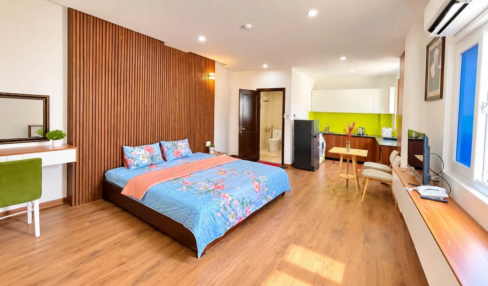 Bán shophouse 94m2 mặt tiền Nguyễn Công Trứ 16 tỷ Quận 1 - Ảnh 1