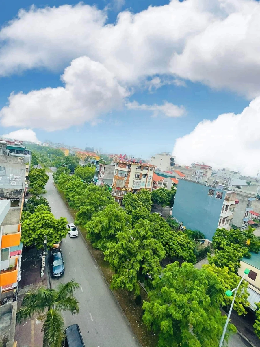 Bán nhà mặt phố Nguyễn Văn Linh 140m2 có thang máy 15 tỷ - Ảnh 1