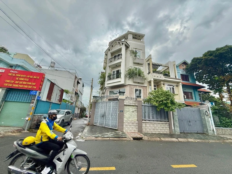 Bán nhà lô góc 2 mặt tiền 150m2, 4 tầng, ngay Ngã 4 Thủ Đức