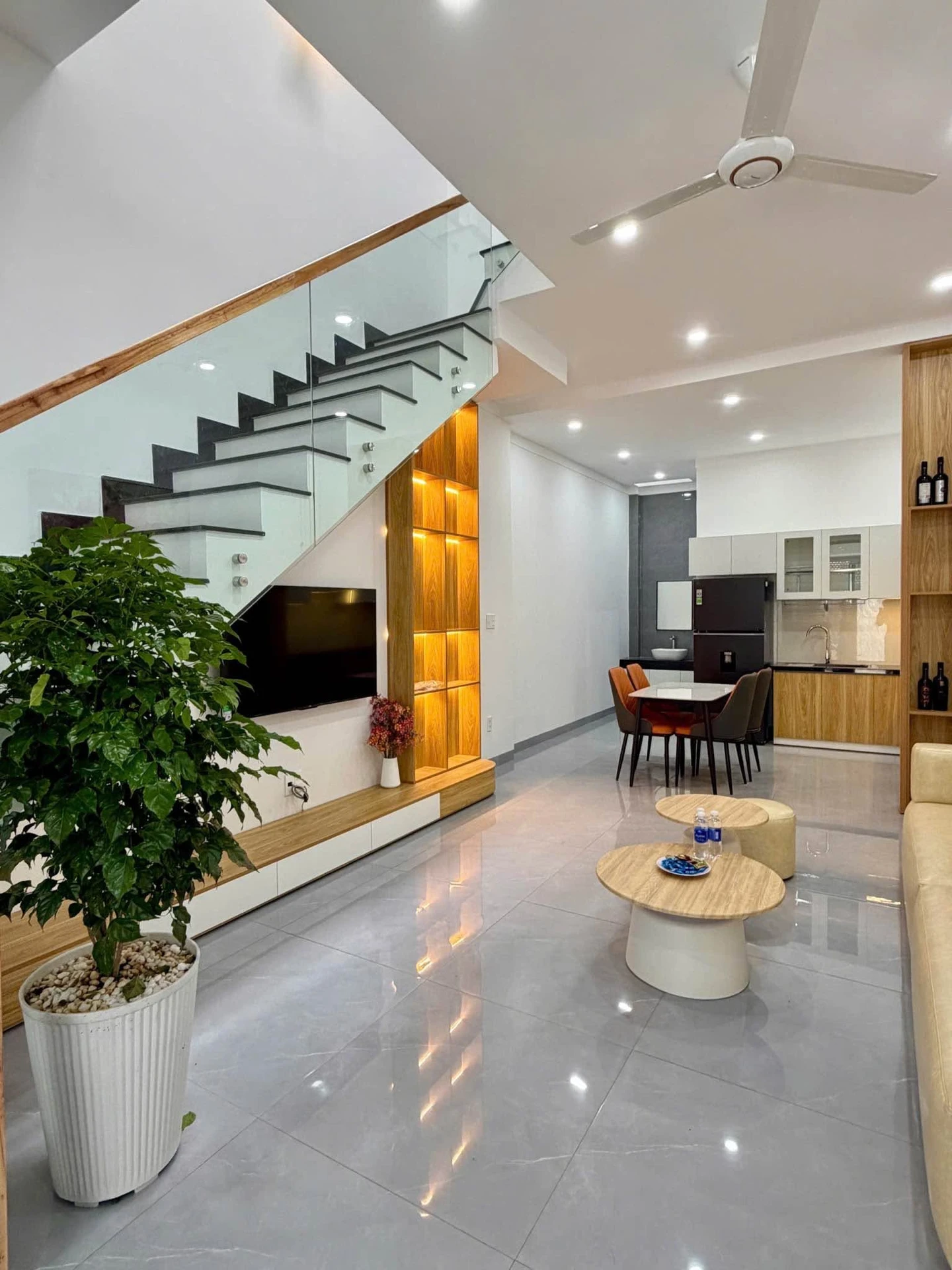 Bán nhà phố 2PN 2WC, 71m² full nội thất, Bình Tân, 3 tỷ 999 - Ảnh 1