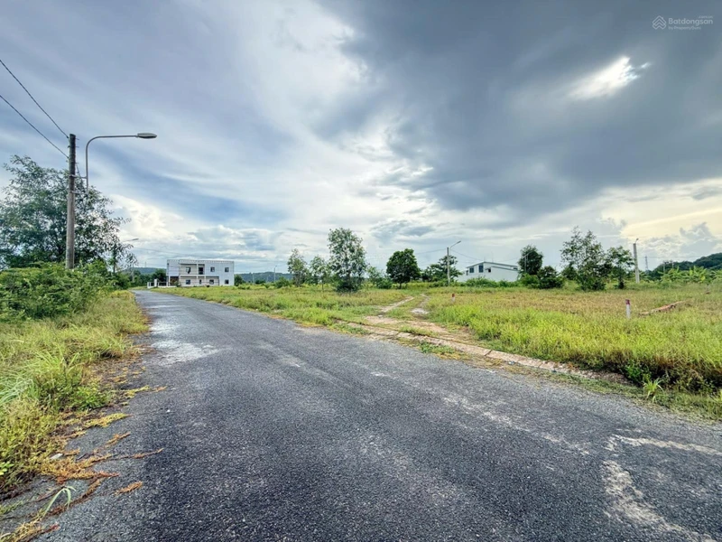 Bán lô đất 128m2 đường lưu thông, cực kỳ đẹp. DA tái định cư Suối Lớn, cách biển 500m, giá cực tốt