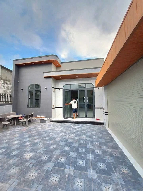 Bán nhà góc 3 mặt tiền 140m² tại Long Điền