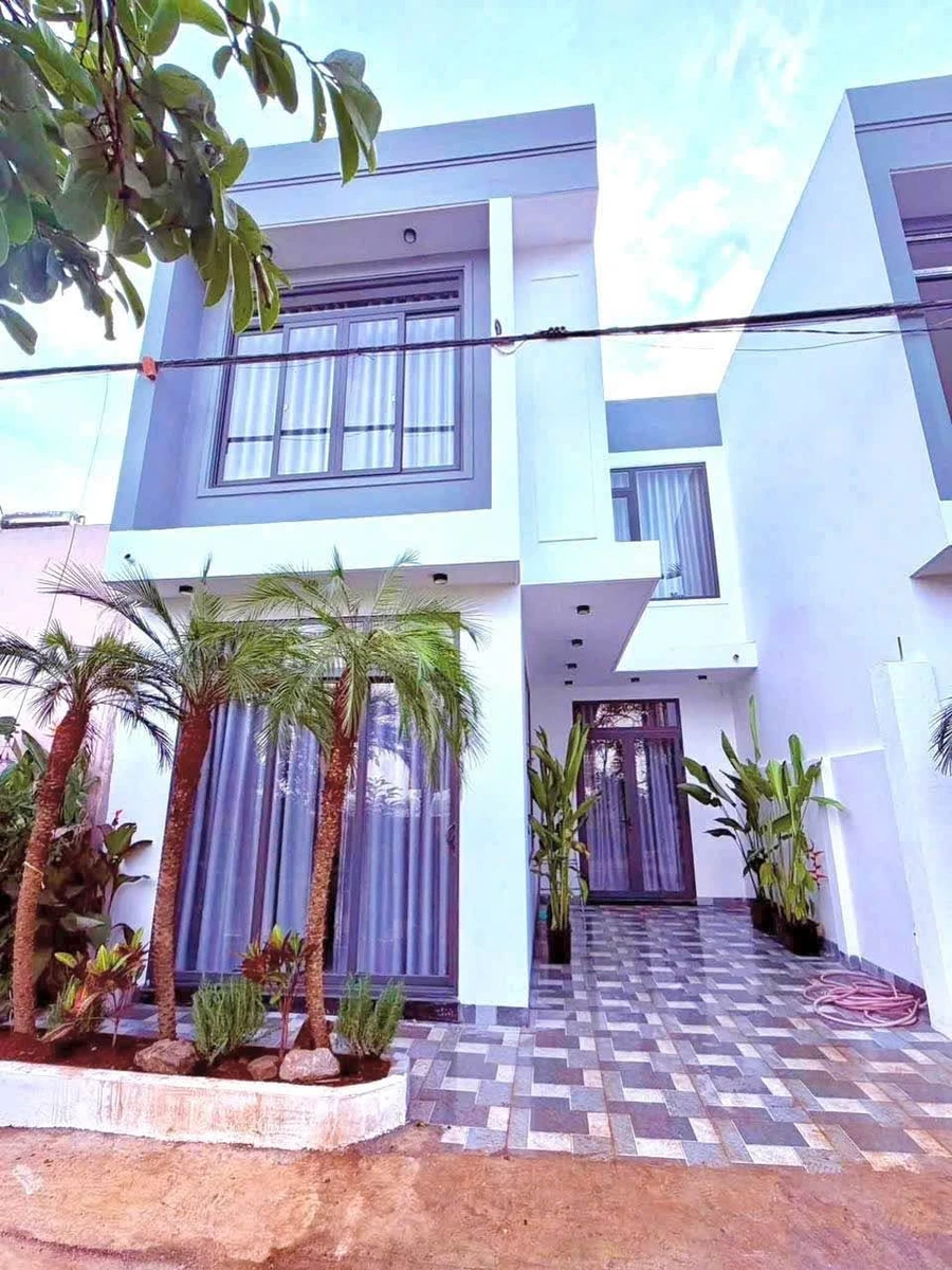 Bán nhà liền kề mới 1 trệt 1 lầu 6.5x14m, 3 phòng ngủ, nội thất full tại Buôn Ma Thuột - Ảnh 1