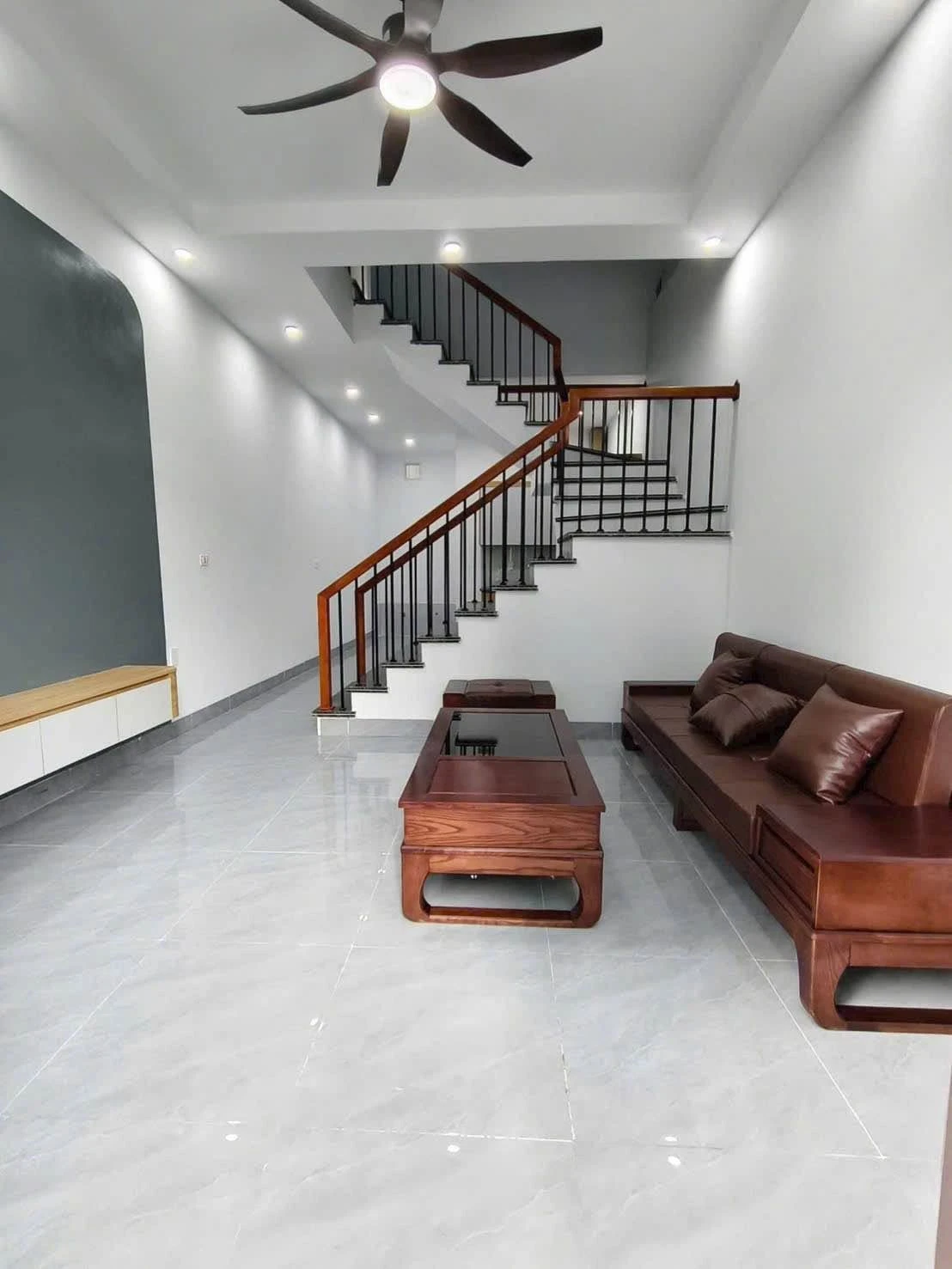 Bán nhà 2PN 40m² mặt tiền nội thất đầy đủ, sổ đỏ - Ảnh 1