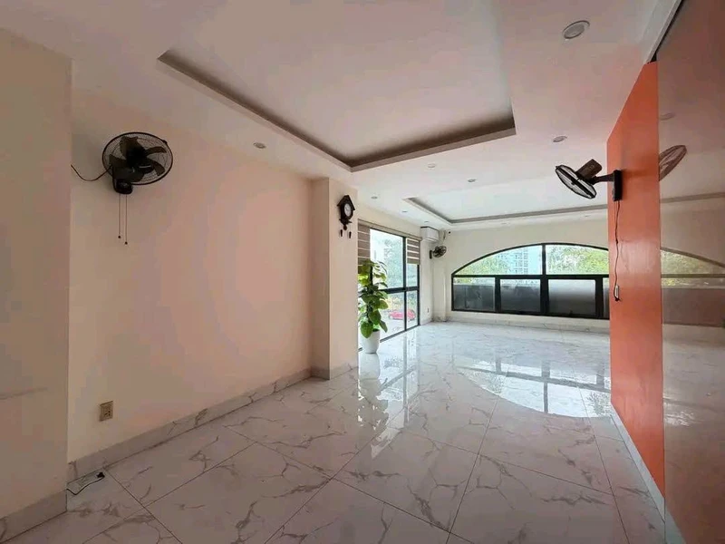 Cho thuê tầng 2 MonBay 90m2, 7 triệu/tháng