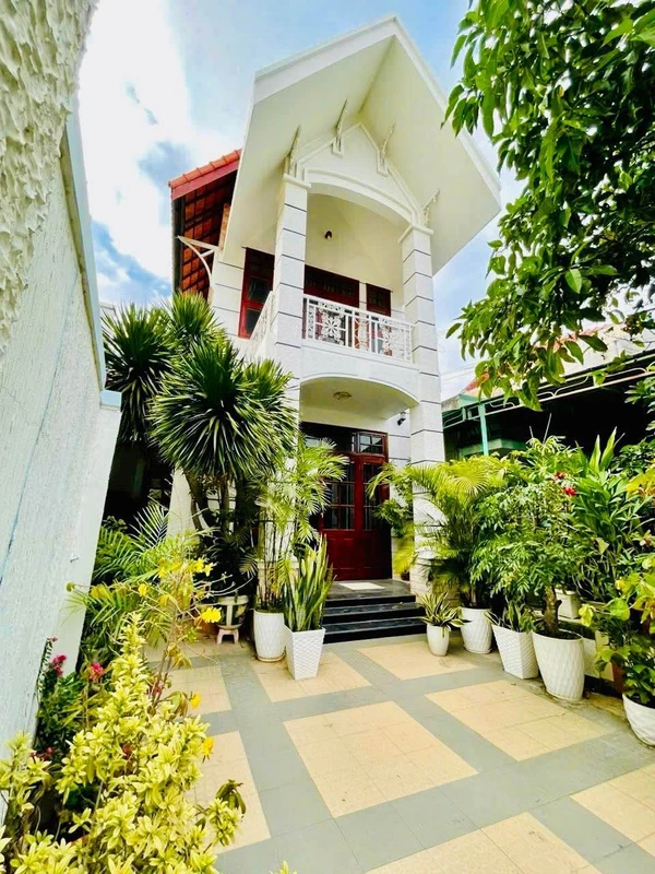 Bán nhà mái Thái 300m2, 4PN, 5WC mặt tiền 12m Phan Rang