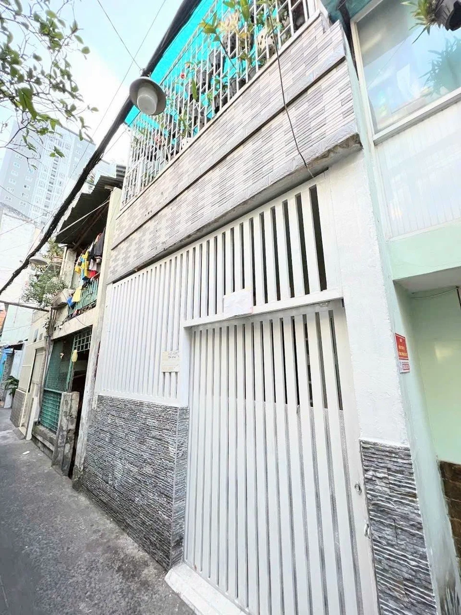 Bán nhà hẻm Đoàn Văn Bơ Quận 4, 39.2m2, 2 tầng 2PN, giá hơn 5 tỷ - Ảnh 1