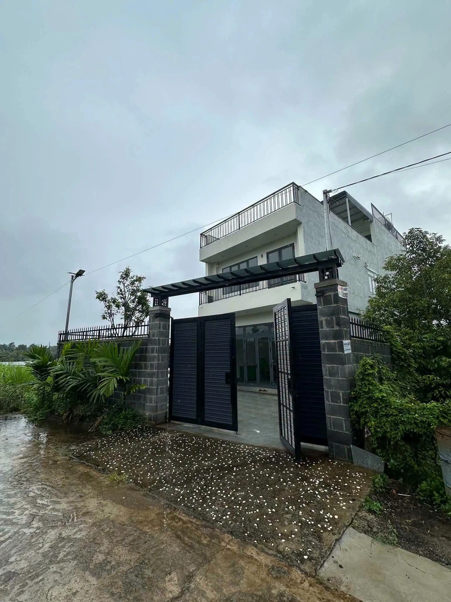 Bán nhà vườn 2,5 tầng 4 phòng ngủ, đất 10x37m, thổ cư 100% tại phường Ea Kao, Buôn Ma Thuột - Ảnh 1