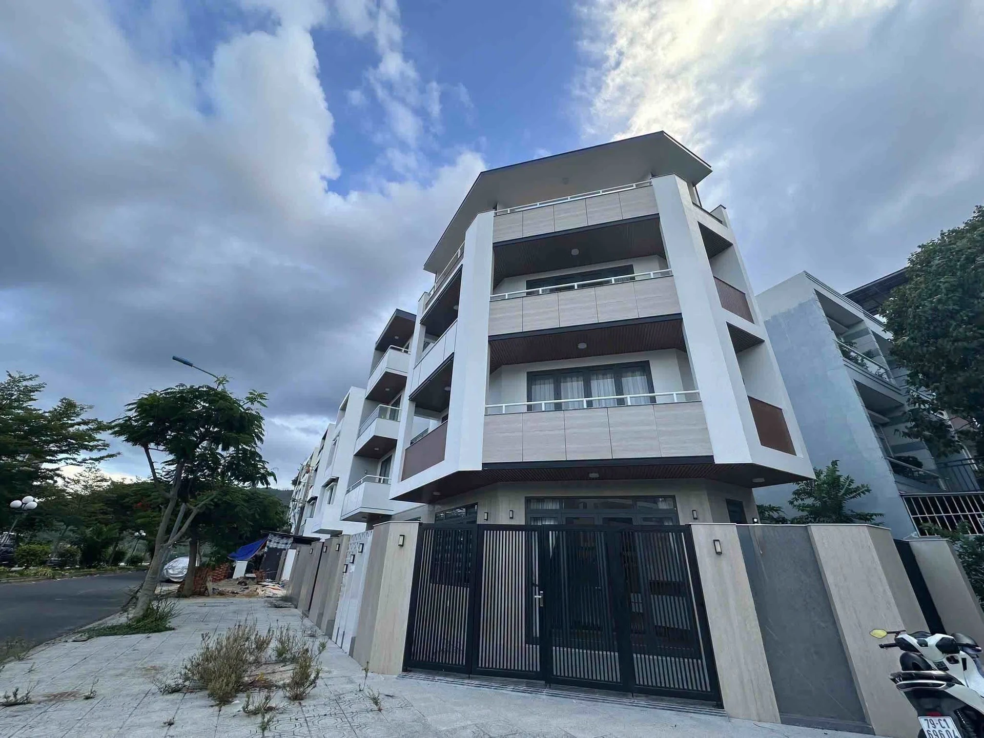 Cho thuê nhà góc 3 tầng 5PN, 440m², Nha Trang 35tr/tháng - Ảnh 1