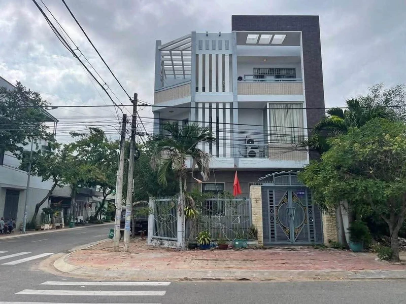 Nhà 1 trệt 2 lầu 5PN góc 2 mặt tiền 174m2 Bà Rịa