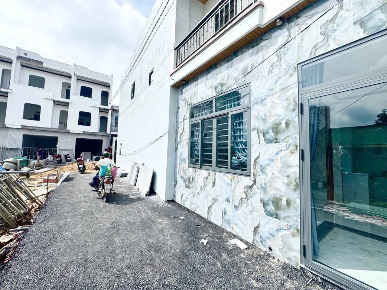 Bán nhà 1 trệt 1 lầu mới xây 90m2, 3 phòng ngủ, đường Đồng Khởi, Tam Hiệp, Đồng Nai - Ảnh 1