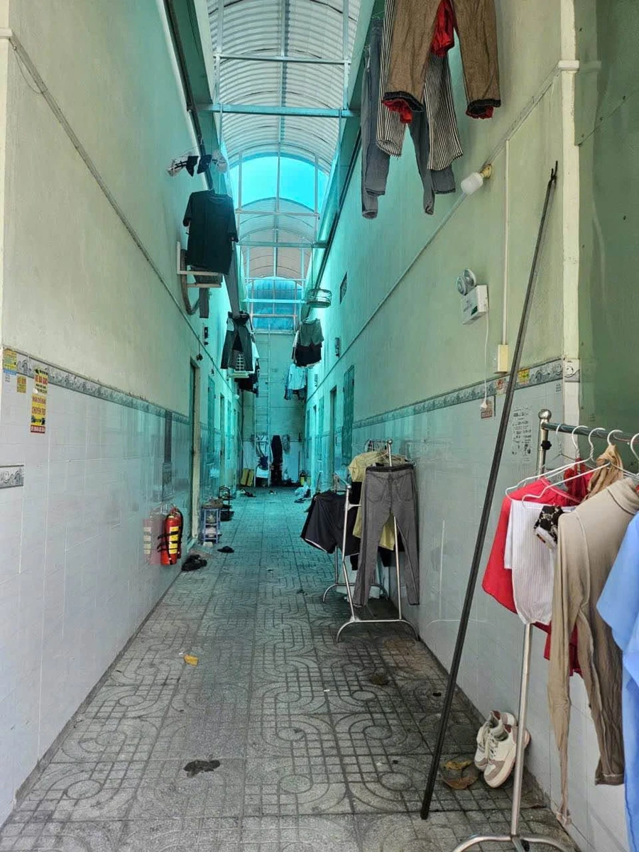 Bán dãy nhà trọ 2 kiot 6 phòng 200m² Phú Chánh - Ảnh thu nhỏ 3