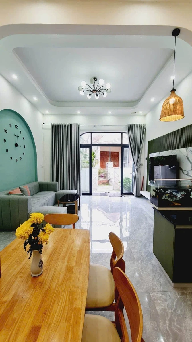 Bán nhà hẻm 180 Hoàng Hoa Thám, 105m2, 2 phòng ngủ, đầy đủ nội thất, giá 1,45 tỷ, Quảng Phú, Quảng Ngãi - Ảnh thu nhỏ 2