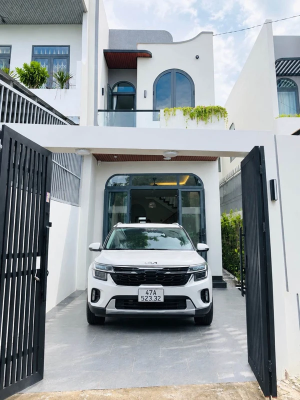 Bán nhà mê mới full nội thất 5x22, giá 2,78 tỷ, sau lưng chợ Ea Kao
