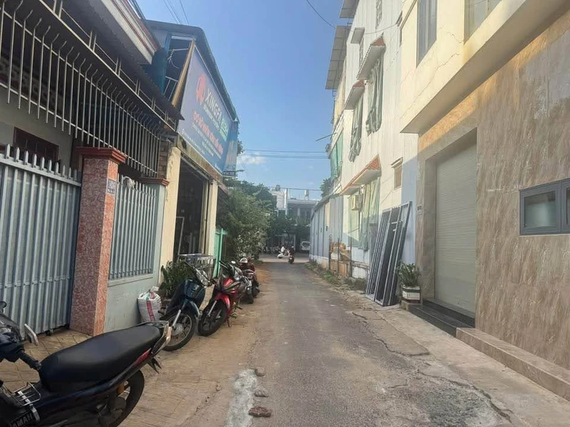 Bán nhà mê lửng 5x17m, 3 phòng ngủ, giá 3,99 tỷ, đường Mai Hắc Đế, Buôn Ma Thuột