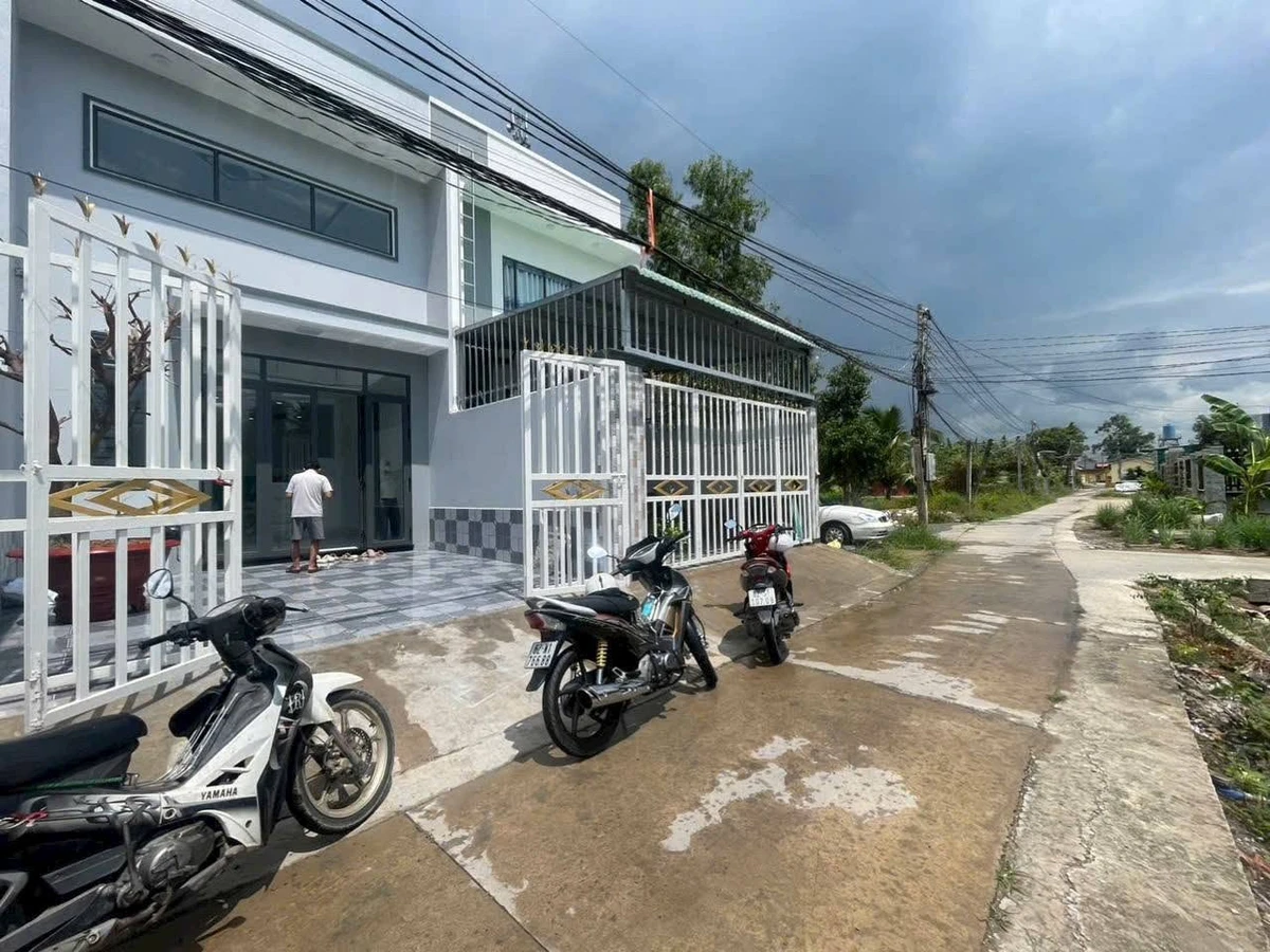 Bán nhà 1 trệt 1 lửng 100m² giá 1.9 tỷ tại Bến Lức - Ảnh thu nhỏ 2