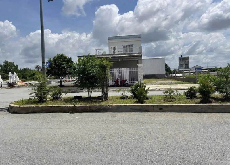 Bán nhà 1 trệt 1 lầu 2 mặt tiền 250m² Bến Lức