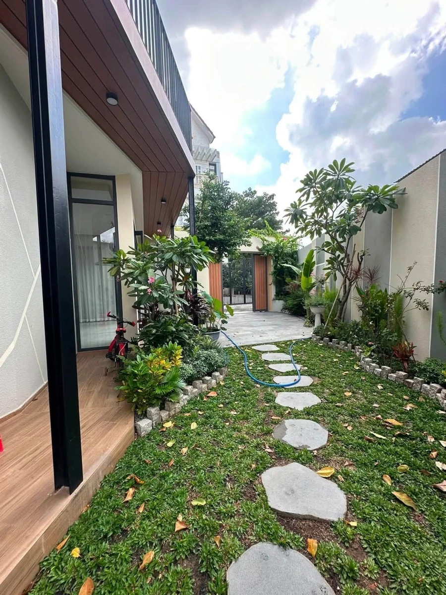 Bán biệt thự sân vườn 200m2 ngang 16m gần Đình Phong Phú, Quận 9, giá 14 tỷ - Ảnh thu nhỏ 2