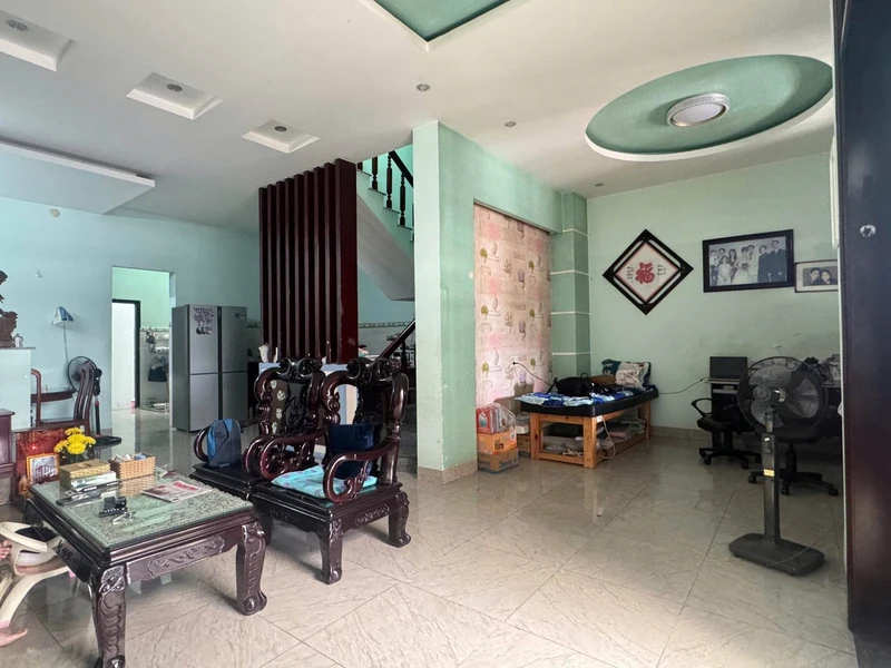 Cho thuê nhà 2.5 tầng mặt tiền 180m2, 4PN, Dương Hiến Quyền