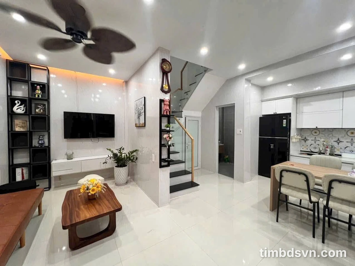 Bán nhà mặt tiền 3 phòng ngủ 120m² Cách Mạng Tháng Tám - Ảnh 1