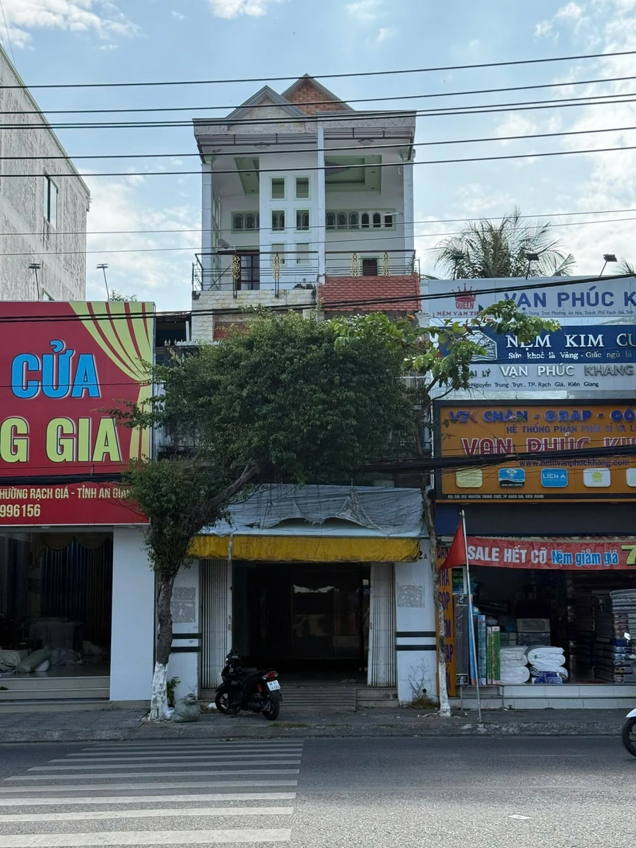 Bán nhà mặt tiền 5x20m, 4PN, Nguyễn Trung Trực, Rạch Giá - Ảnh thu nhỏ 2