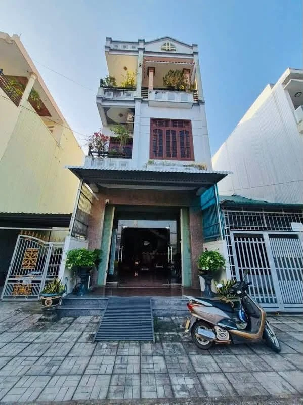 Bán nhà 3 tầng mặt tiền 120m2 Quảng Ngãi 4.6 tỷ