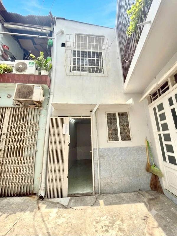 Bán nhà 3 tầng 2PN sát mặt tiền Huỳnh Văn Bánh, Phú Nhuận, giá hơn 2 tỷ