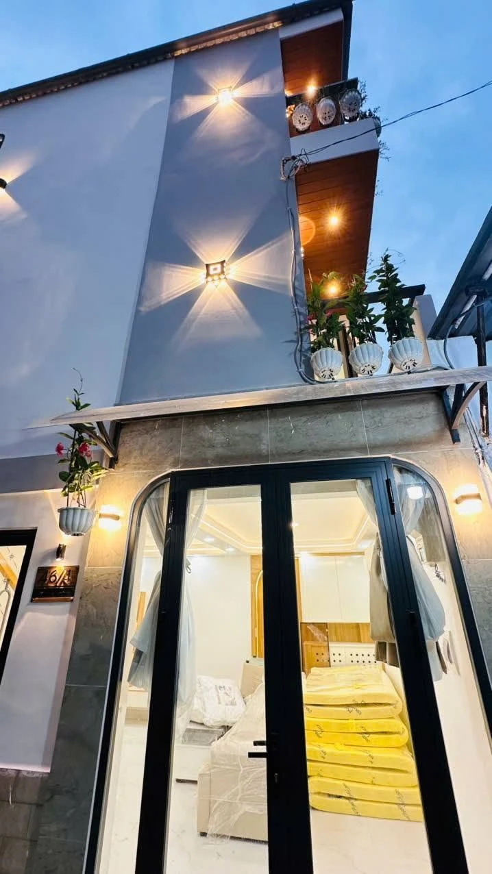 Bán nhà phố 4PN 5WC 130m2 gần chợ Bà Chiểu, giá 6.1 tỷ - Ảnh 1