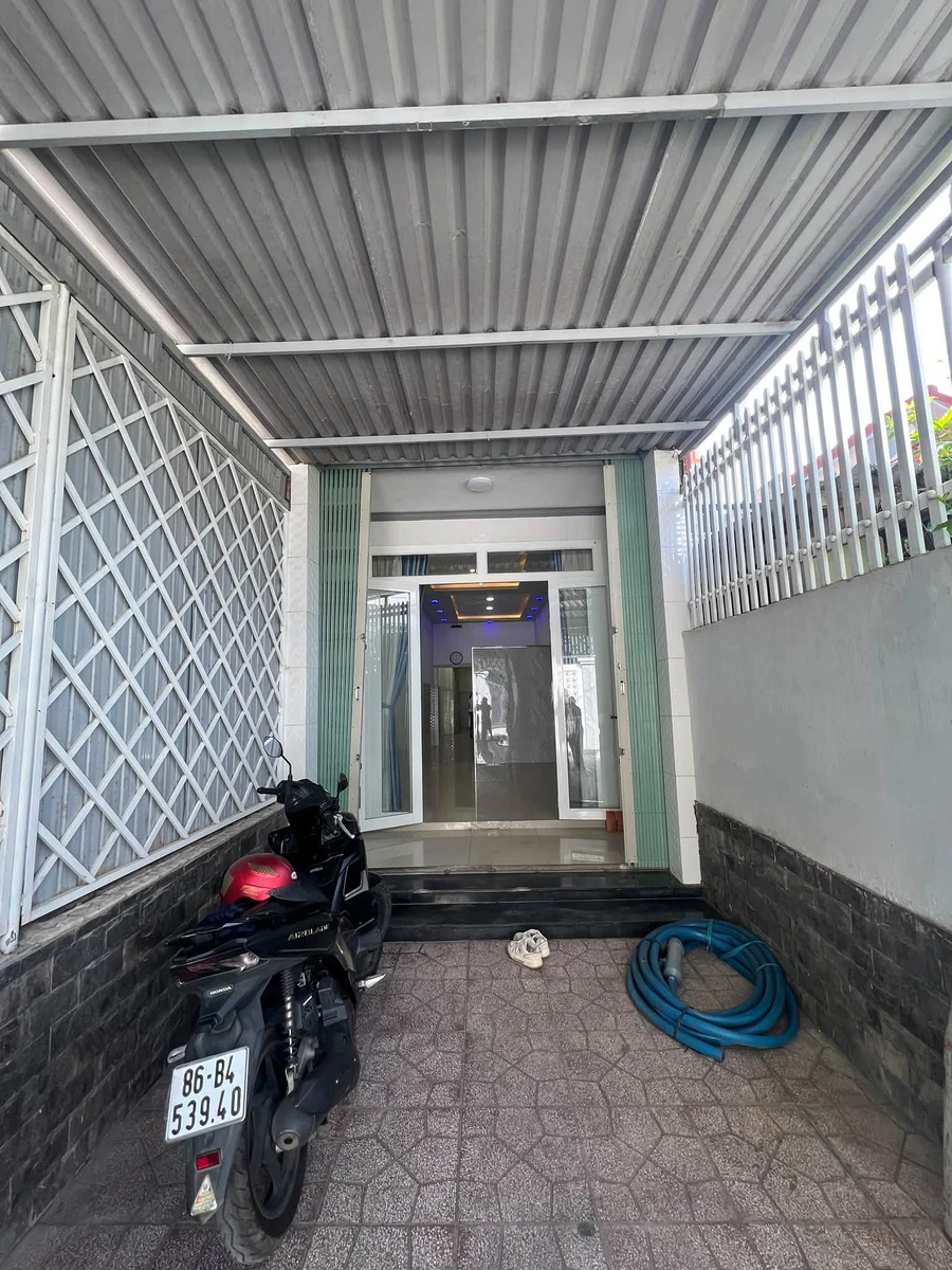 Bán nhà phố Lâm Đồng 73m2 cạnh hồ bơi 1 tỷ 50 triệu - Ảnh thu nhỏ 2