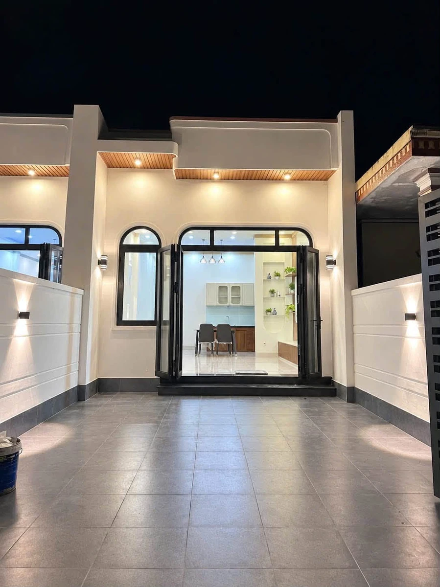 Bán nhà hoàn thiện 4,7x21m, 2 phòng ngủ, sân ô tô, khu TĐC Tân An, Thủ Dầu Một - Ảnh thu nhỏ 2