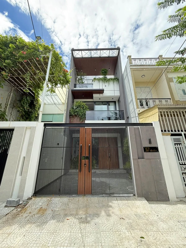 Nhà 3 tầng mặt tiền Hòa Xuân 100m2, dòng tiền 35tr/tháng