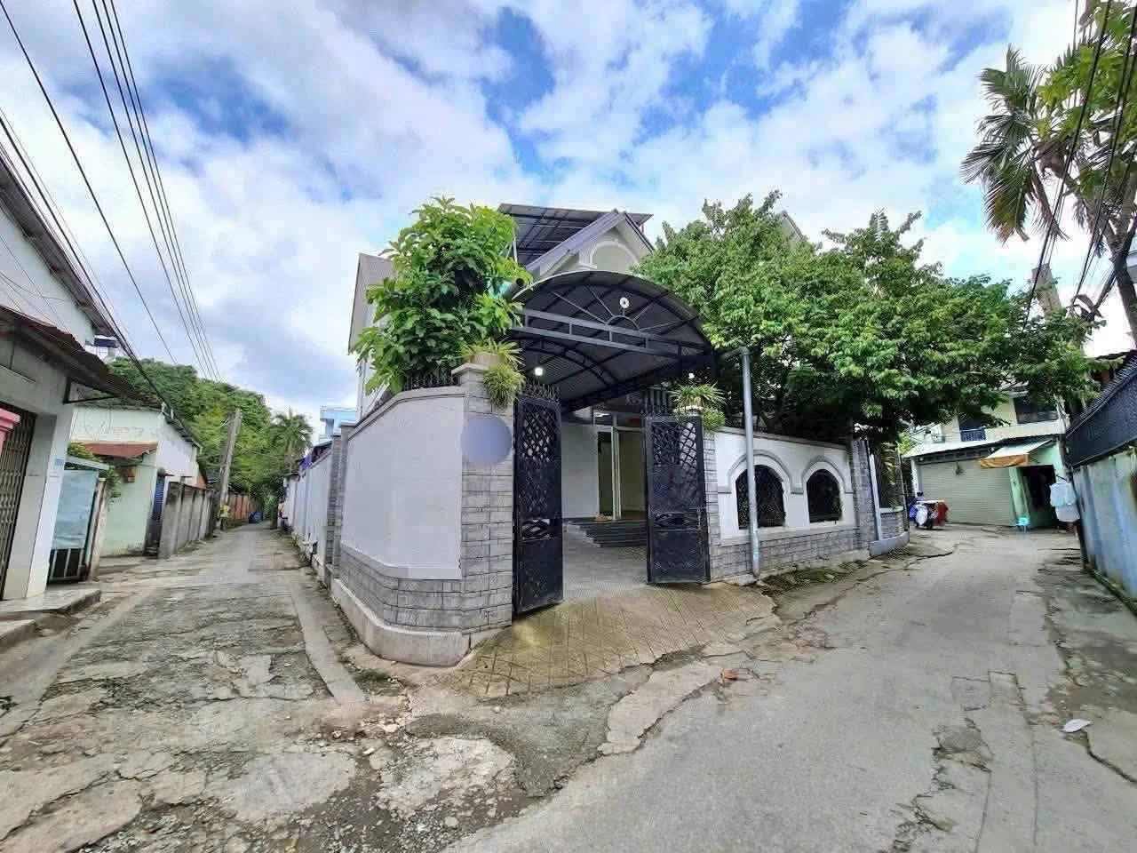 Bán biệt thự Lái Thiêu 186m2, sân rộng, đậu xe - Ảnh 1
