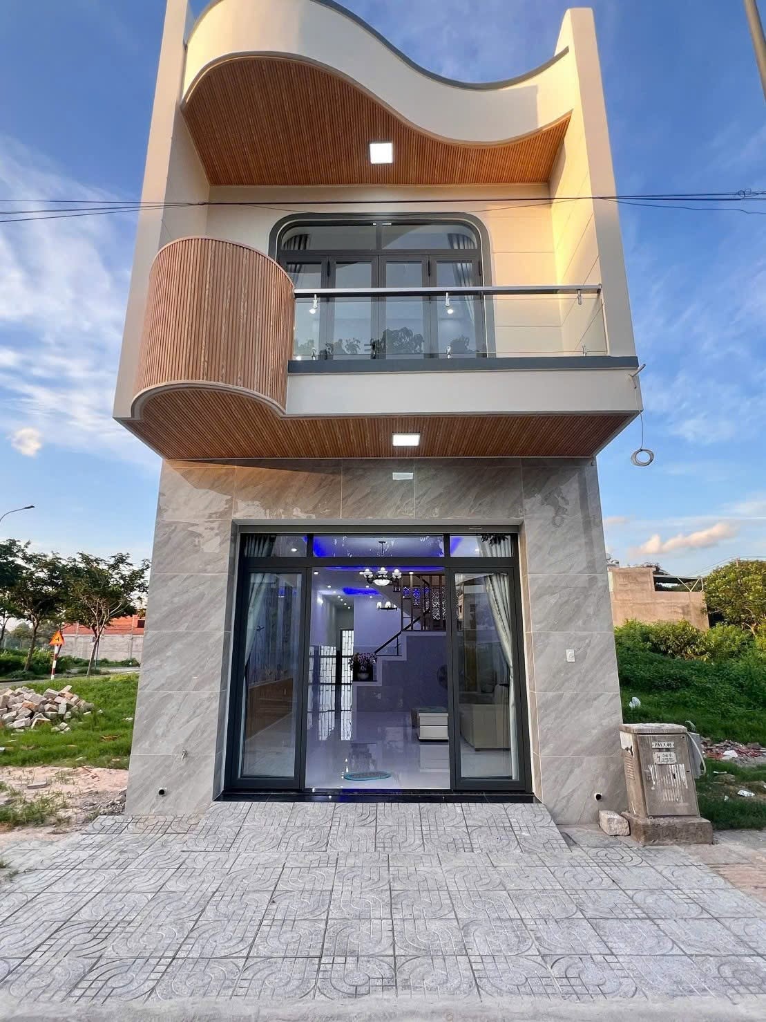 Nhà 1 trệt 1 lầu mặt tiền 100m2, 3 PN tại Bà Rịa