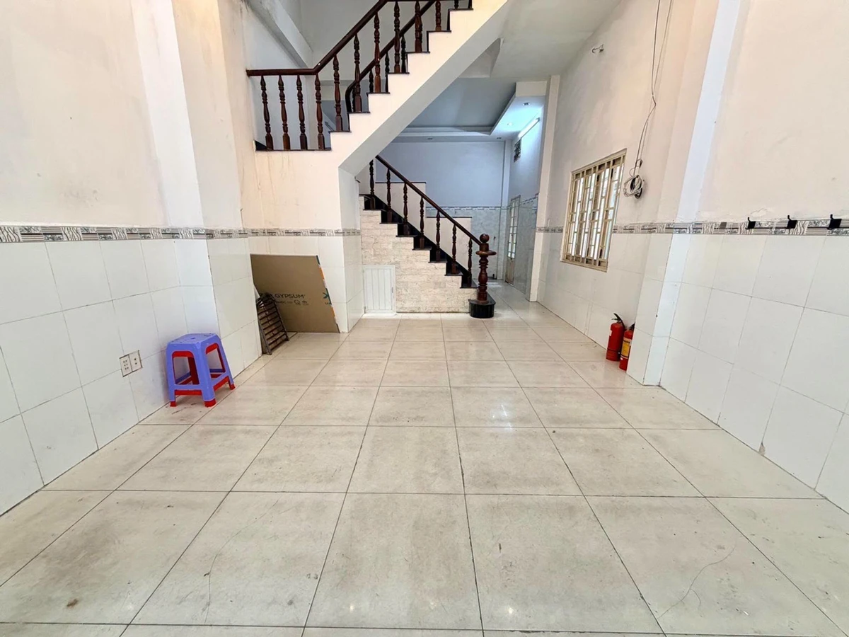 Bán nhà 3 tầng 42m2, 4 phòng ngủ, giáp Quận 1 gần cầu Ba Son, giá 6 tỷ - Ảnh 1