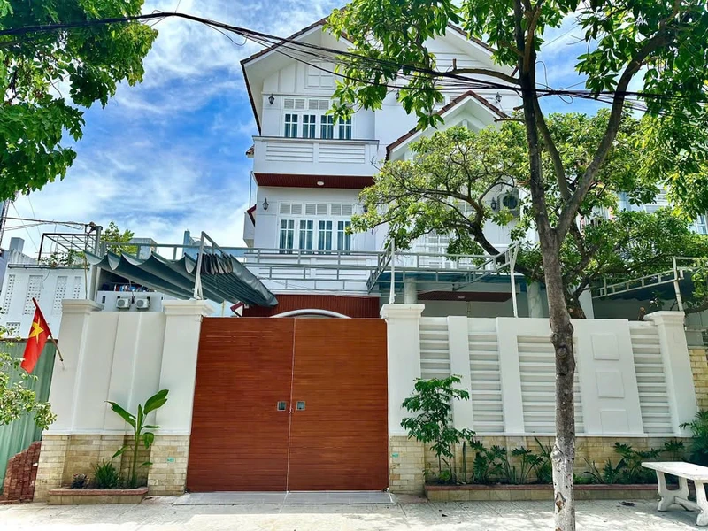 Cho thuê villa 3 tầng hồ bơi mặt tiền Đà Nẵng 200m2