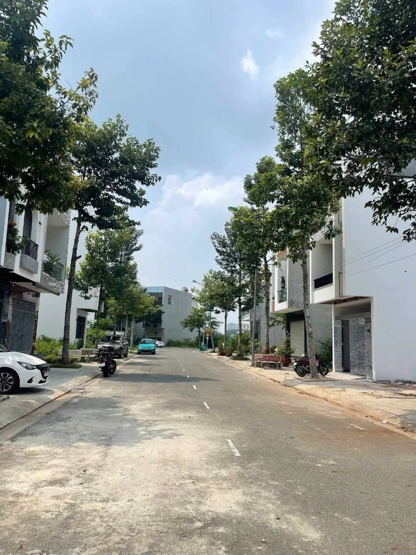 Bán nhà 1 trệt 1 lầu 1 tum 4,5x19m, 3PN, KDC Hoàn Cầu, Phước Hưng, TP Bà Rịa, giá 4,45 tỷ