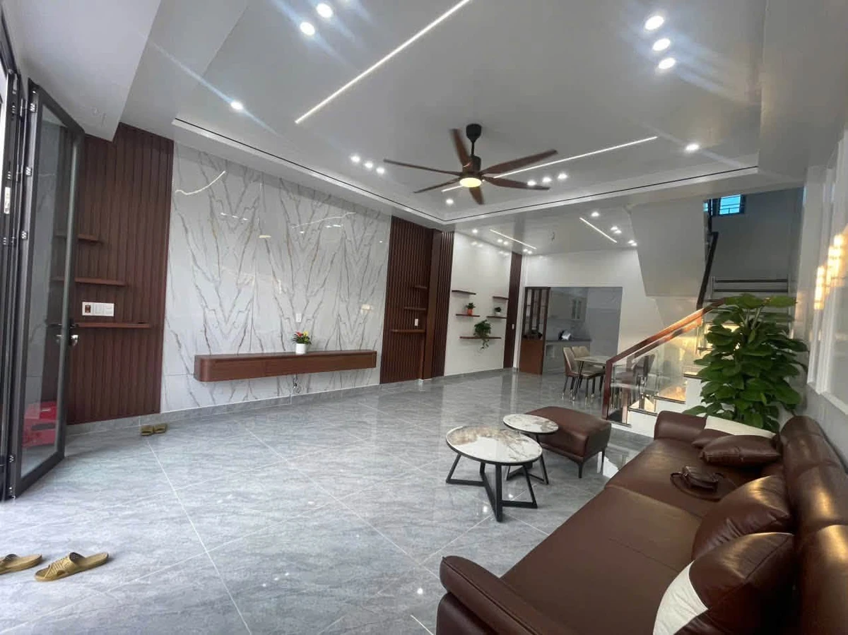 Bán nhà 3 tầng 70m² sân cổng riêng phố Bình Kiều - Ảnh 1