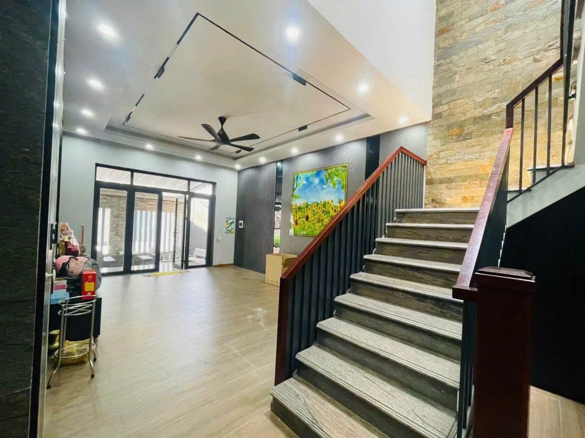 Bán gấp biệt thự 1 trệt 1 lầu hơn 200m2, 4PN, KDC phường Tân Phong, giá 7,9 tỷ - Ảnh thu nhỏ 4