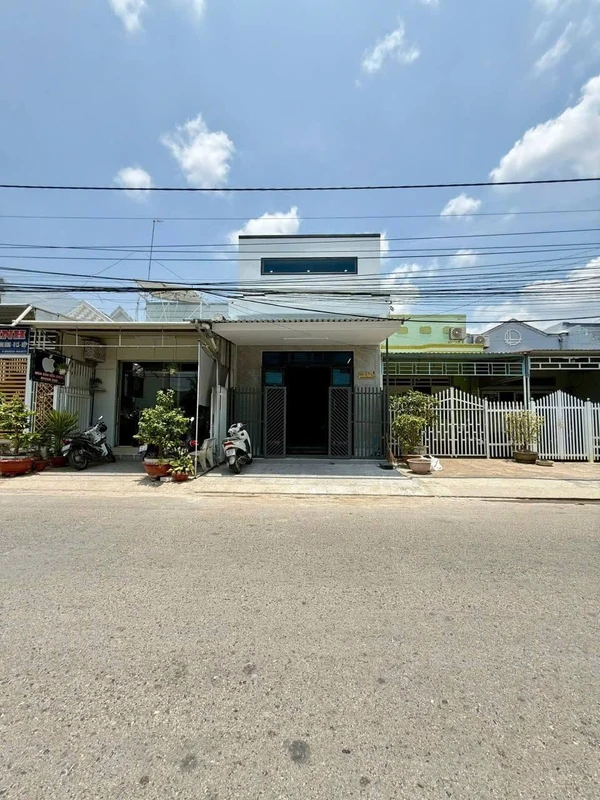 Bán nhà phố 1 trệt 1 lửng 4,5x24m, 3PN, đường Ngọc Hân Công Chúa, KDC Vĩnh Quang, Rạch Giá