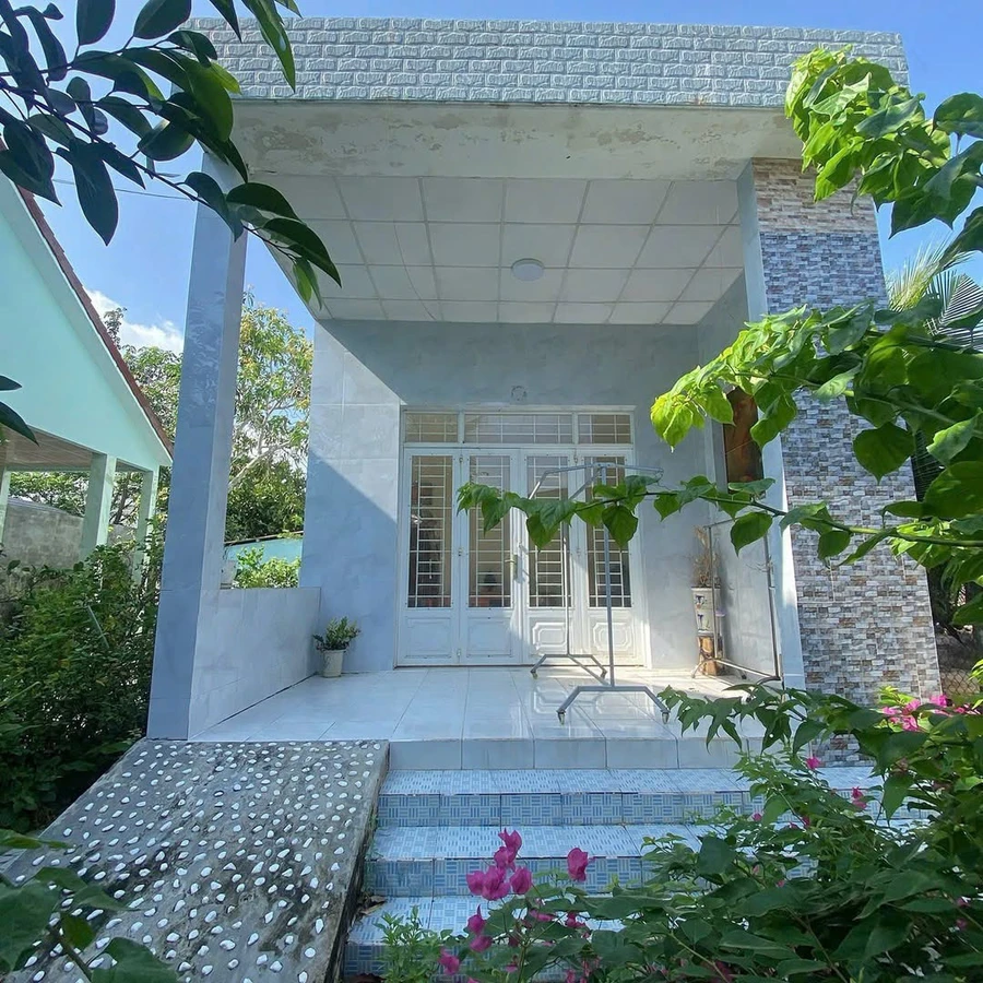Bán nhà đất 319,2m2 có 2 căn nhà cấp 4 tại Bình Phú, phường Bến Tre giá 1,35 tỷ - Ảnh 1