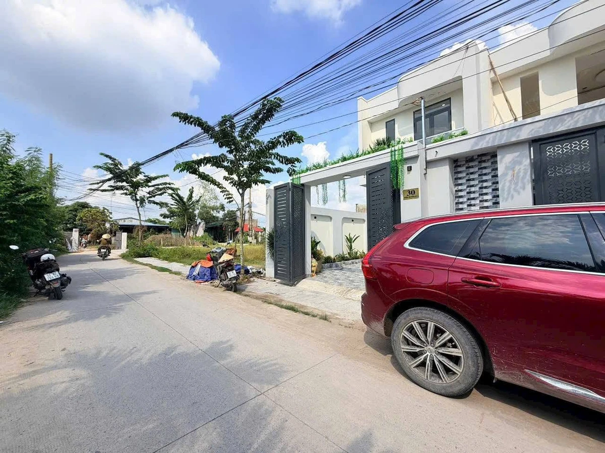 Bán nhà mặt tiền 5x28.5m, 3PN, có hồ bơi, Hóc Môn - Ảnh 1