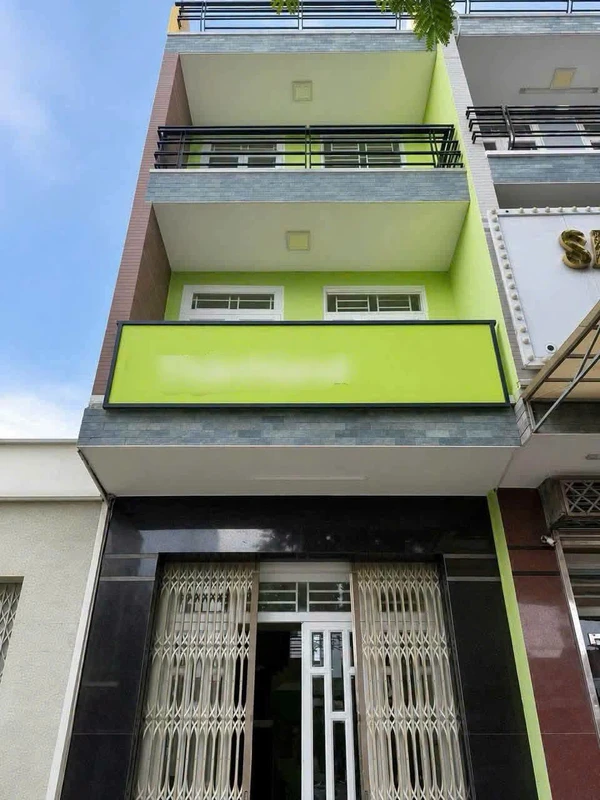 Cho thuê nhà mặt tiền 3 tầng 230m2, 4PN Quận 9