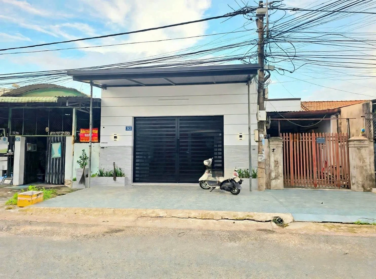 Cho thuê nhà kho mặt tiền 200m² gần TTYT Dĩ An, 12 triệu/tháng - Ảnh 1