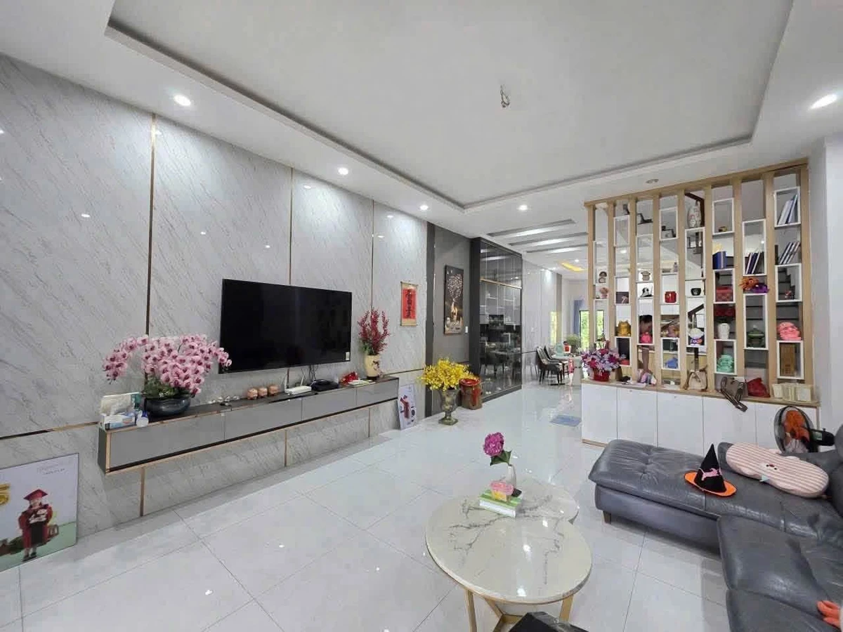 Bán nhà 100m² 3PN 4WC đầy đủ nội thất Hiệp Thành 3 Quận 12 - Ảnh thu nhỏ 2