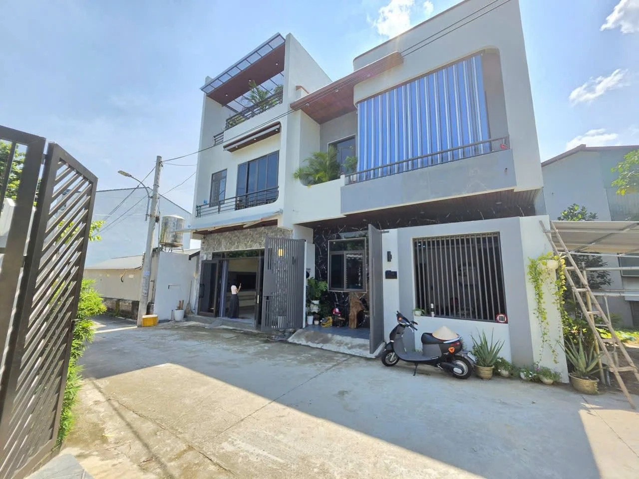 Bán nhà 3 tầng 4 phòng ngủ ~70m² Hóc Môn, giá 4 tỷ - Ảnh 1