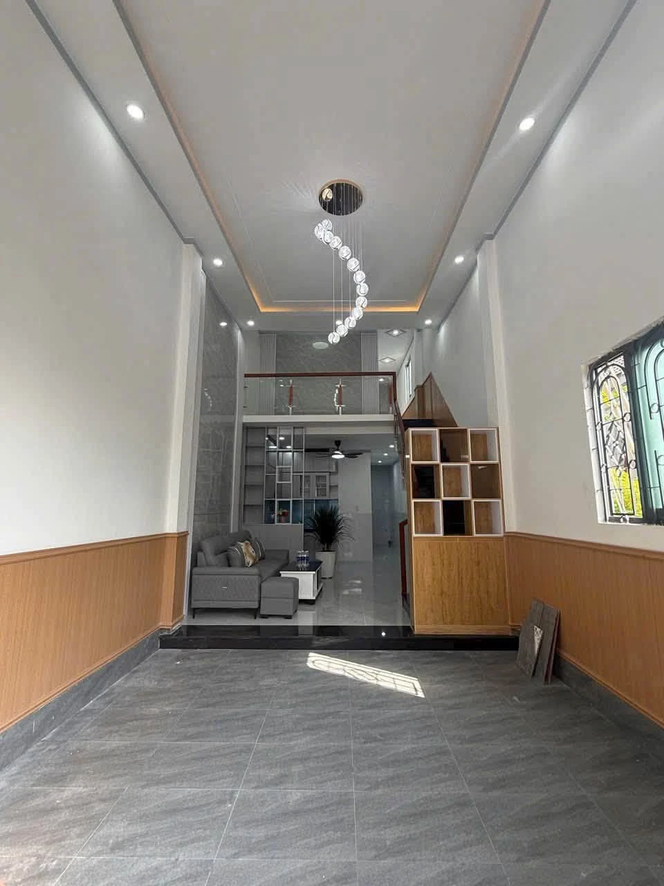Bán nhà lửng 3 phòng ngủ, sân đậu ô tô, 72m², Quận 1 - Ảnh 1
