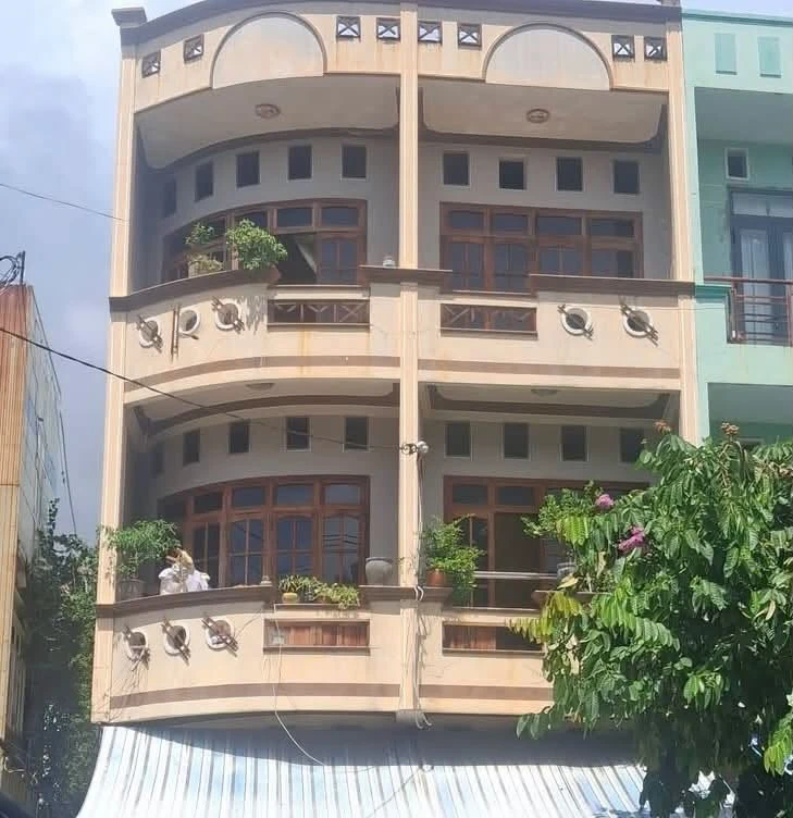 Nhà ôm góc 3 tầng mặt tiền Quy Nhơn, 74,9m2, 9 tỷ 999 triệu - Ảnh 1