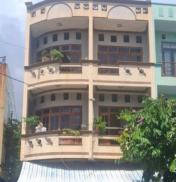 Nhà ôm góc 3 tầng mặt tiền Quy Nhơn, 74,9m2, 9 tỷ 999 triệu