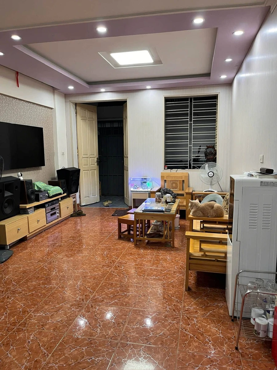 Bán nhà 2,5 tầng 43m2 ngõ nông, có sân cổng khu Miếu Hai Xã giá 2,2 tỷ - Ảnh 1