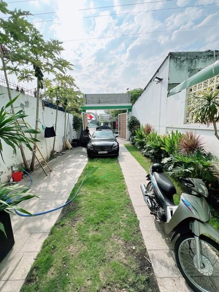 Bán nhà mặt tiền Hồ Thị Tư 200m2, 2 tầng 6PN, Hiệp Phú Quận 9, giá 32 tỷ - Ảnh 1